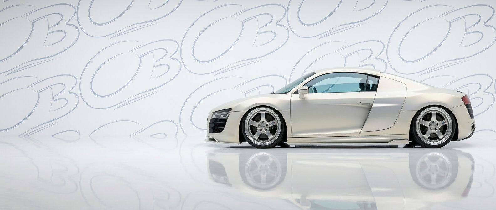 Top-tier 2013 Audi R8 2013 featuring a high-gloss finish and carbon fiber weave.