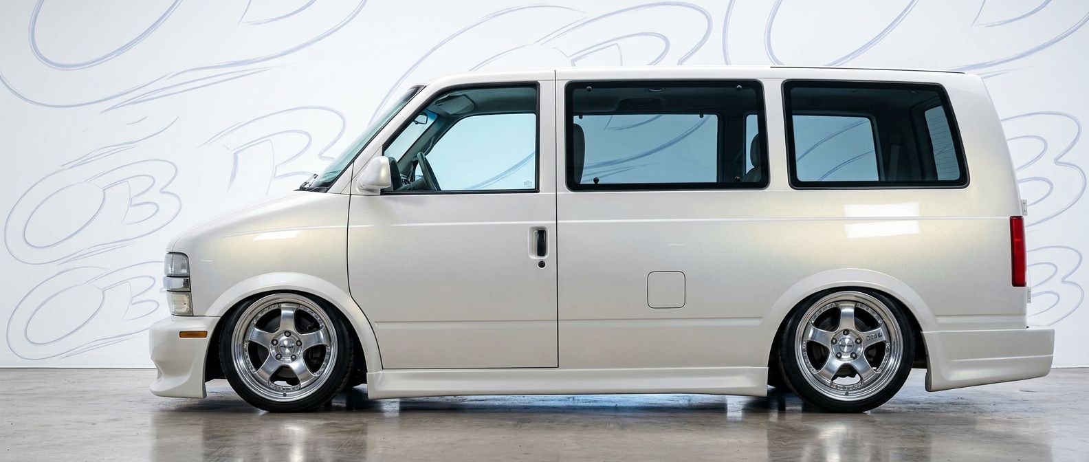 Aerodynamic 2000 Chevrolet Astro 2000 - Sleek design for enhanced vehicle styling.