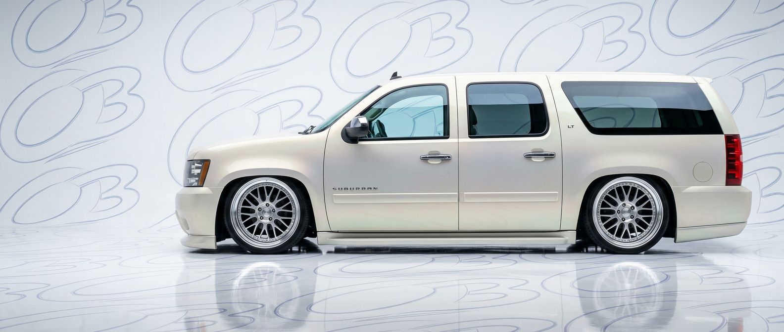 High-quality 2007 Chevrolet Suburban 2007 exterior shot with professional studio lighting.