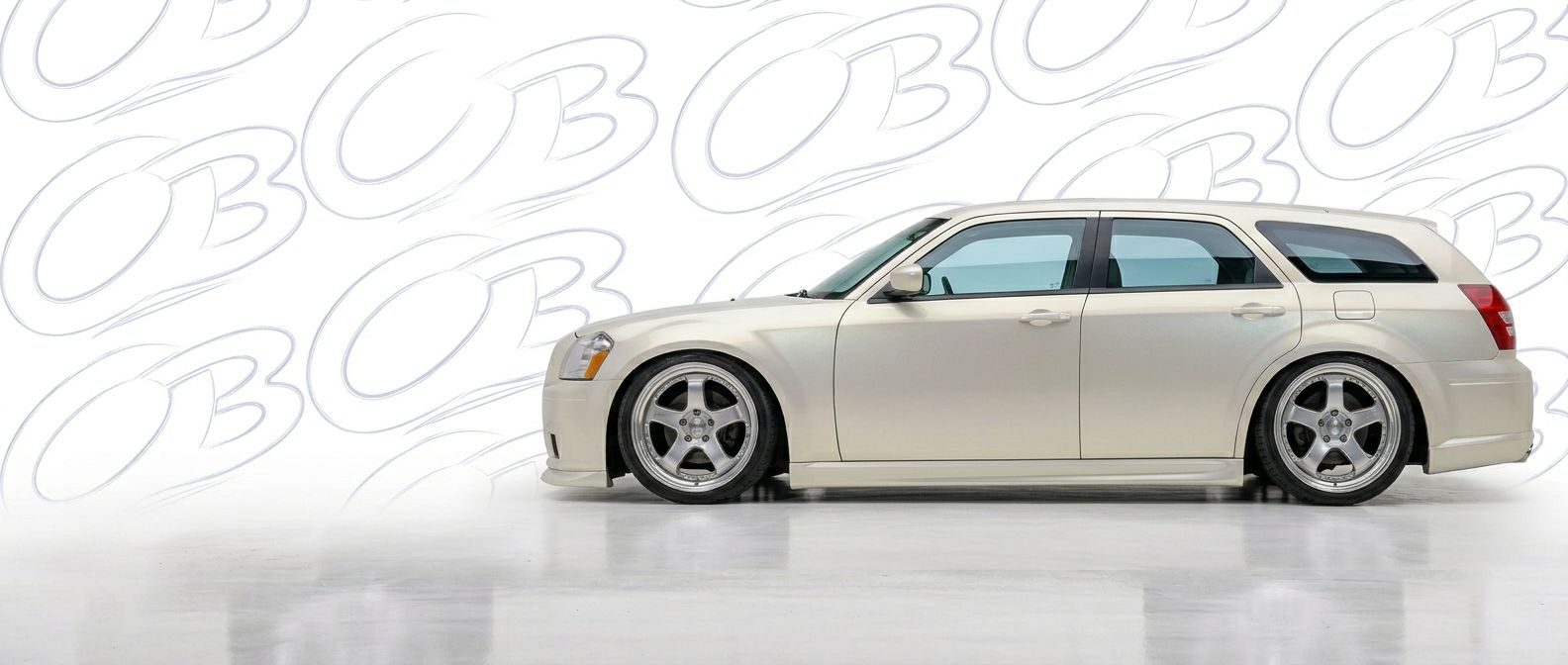 Professional automotive photography of a 2007 Dodge Magnum with high-fidelity 2007.
