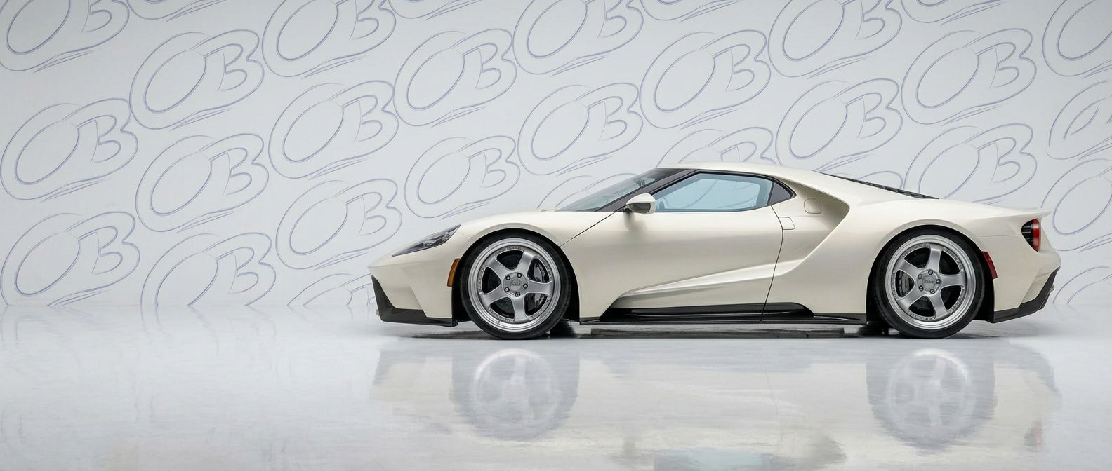 Aerodynamic 2016 Ford GT 2016 - Sleek design for enhanced vehicle styling.