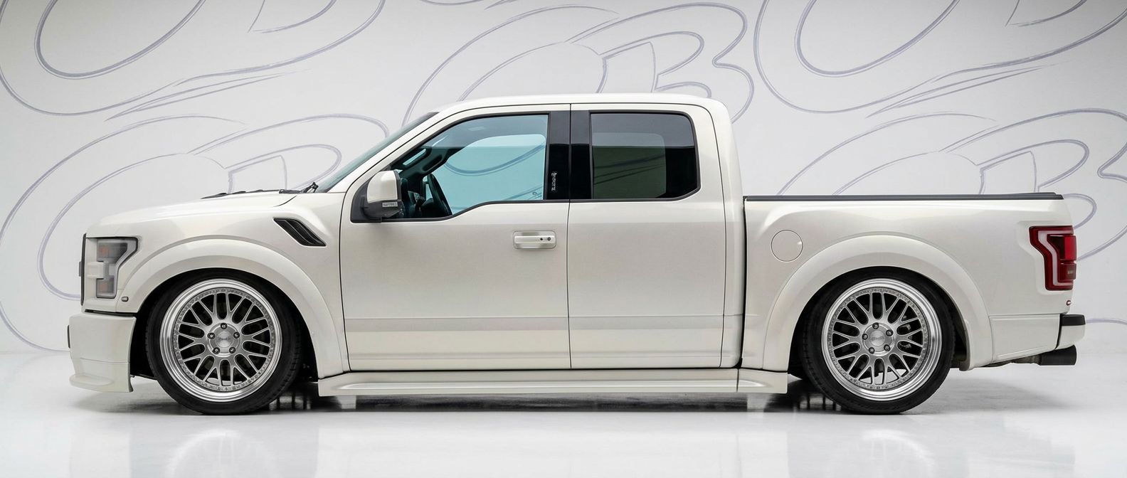 Aerodynamic 2018 Ford Raptor 2018 - Sleek design for enhanced vehicle styling.