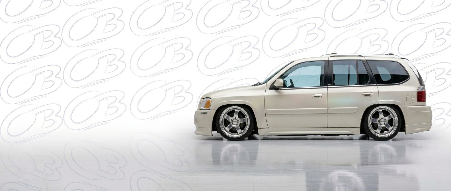 Top-tier 2002 GMC Envoy 2002 featuring a high-gloss finish and carbon fiber weave.