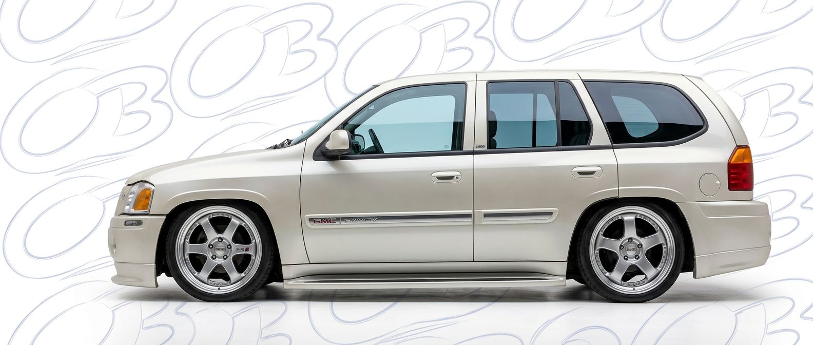 High-quality 2005 GMC Envoy 2005 exterior shot with professional studio lighting.