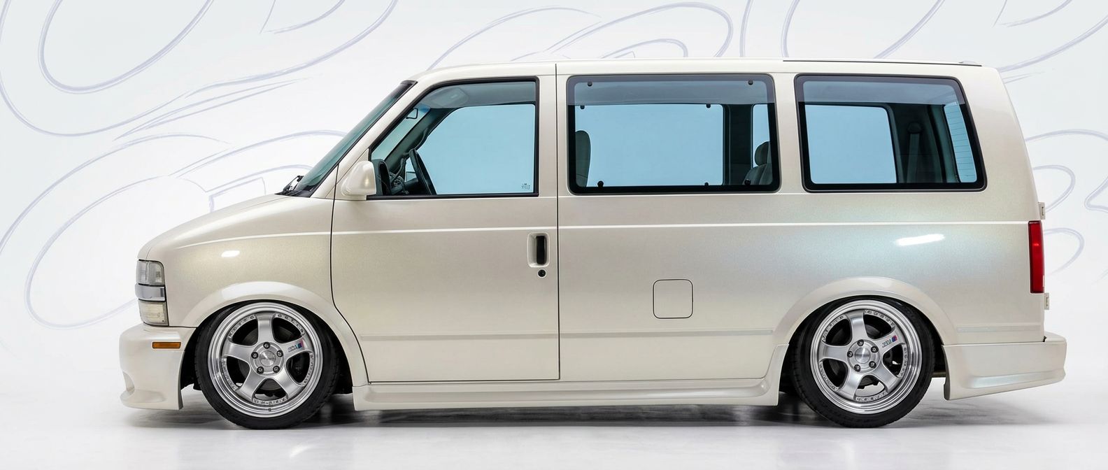 Aerodynamic 1995 GMC Safari 1995 - Sleek design for enhanced vehicle styling.