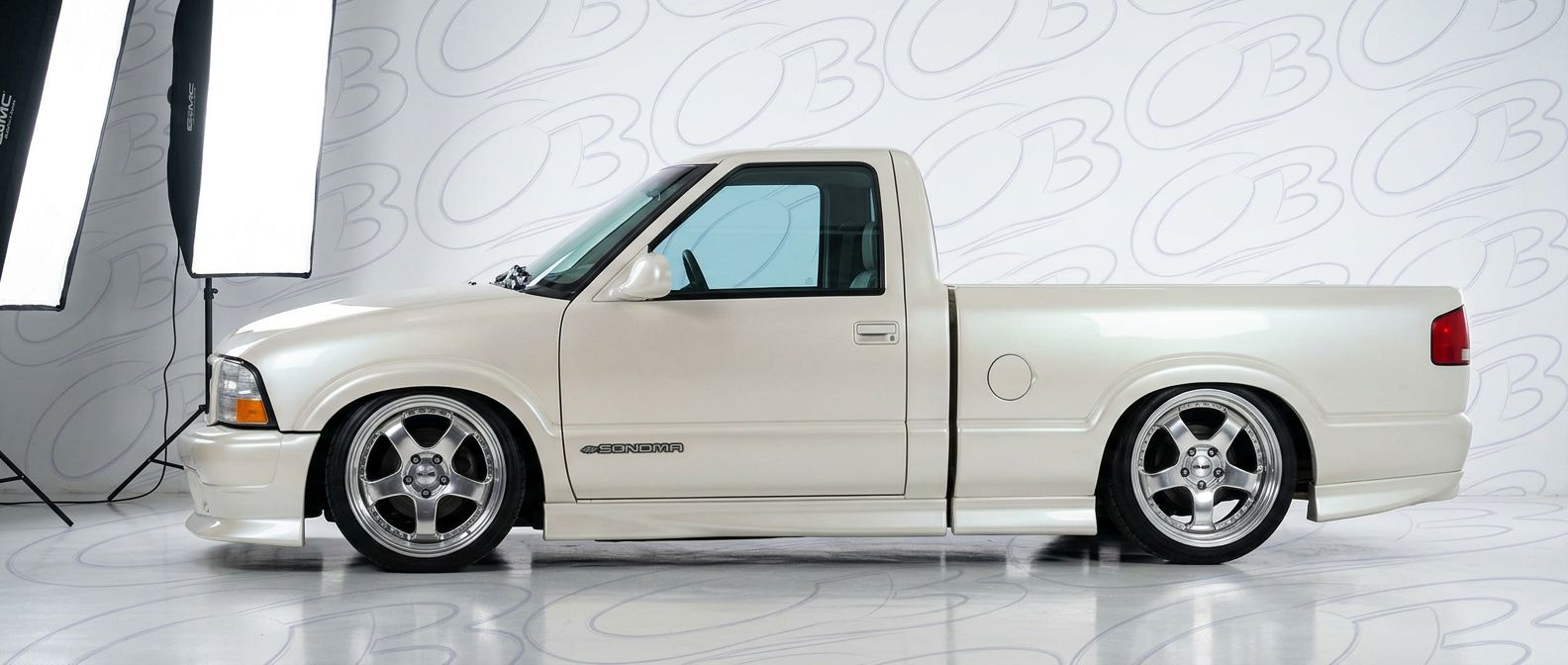 Front-angle view of 2000 GMC Sonoma 2000 - Durable and stylish exterior enhancement.