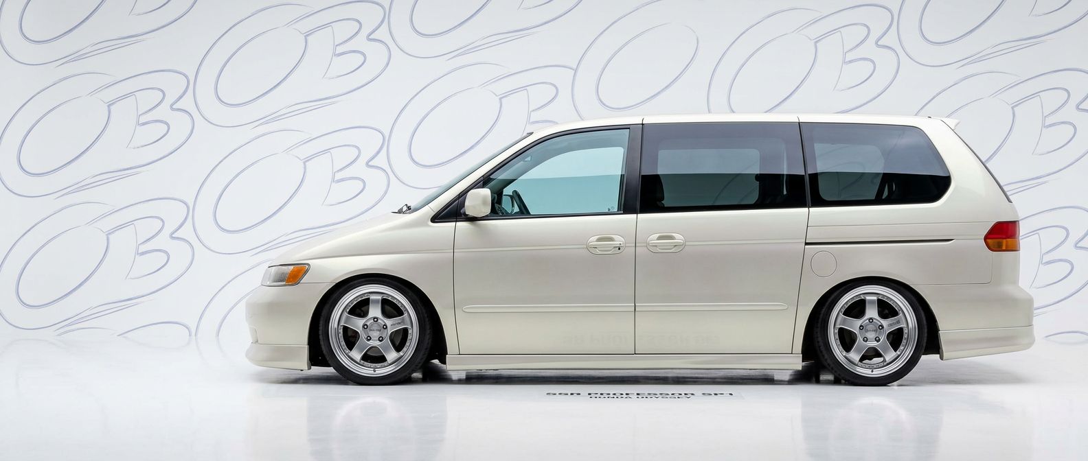 Top-tier 2004 Honda Odyssey 2004 featuring a high-gloss finish and carbon fiber weave.