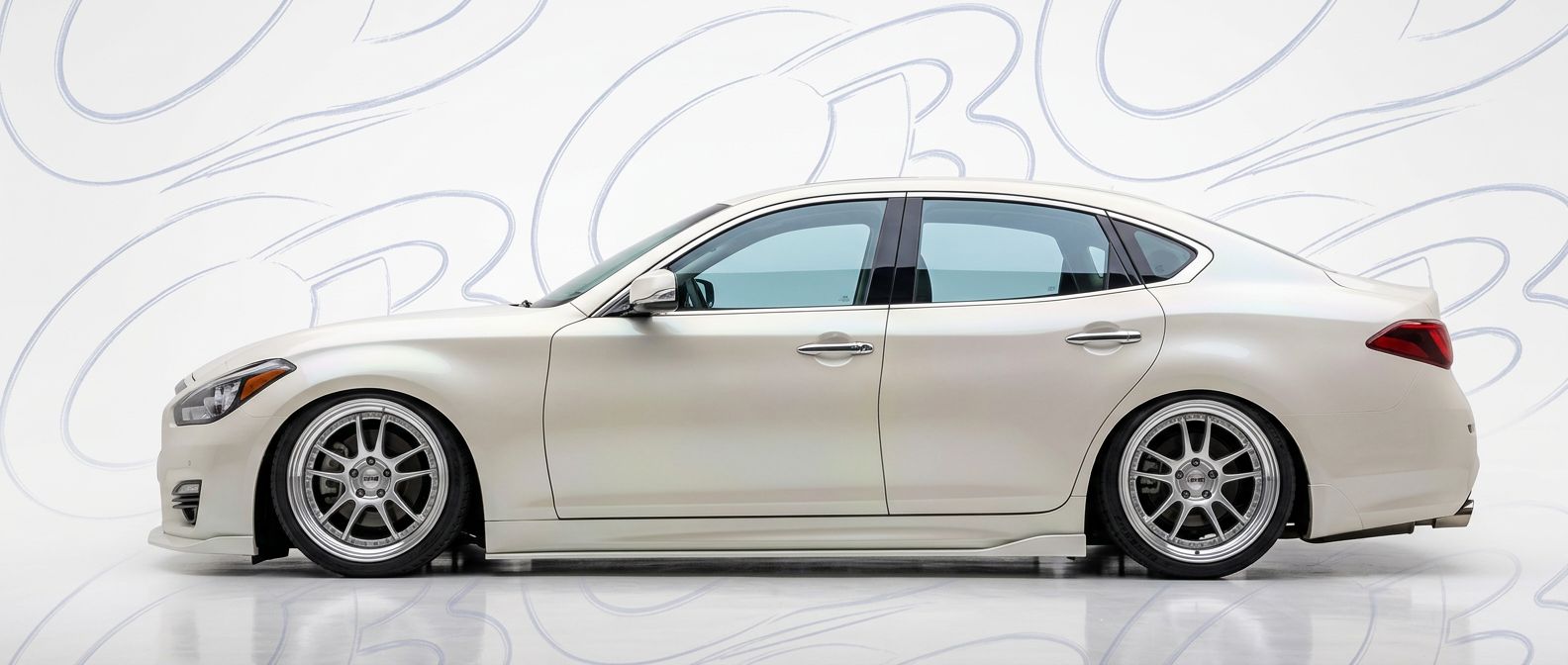 Professional automotive photography of a 2018 Infiniti M with high-fidelity 2018.