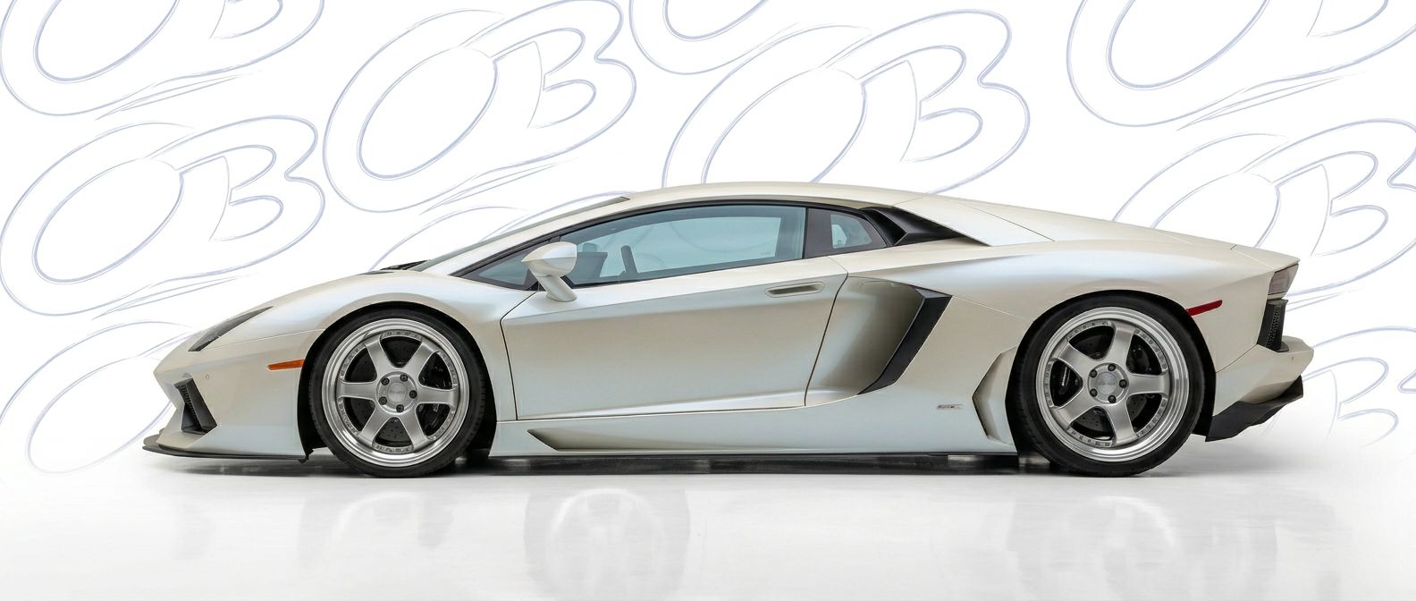 Aerodynamic 2016 Lamborghini Aventador 2016 - Sleek design for enhanced vehicle styling.