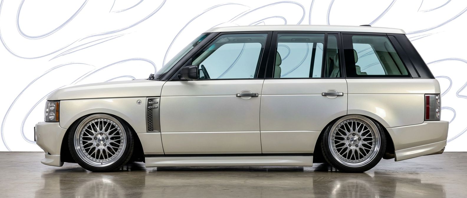 Front-angle view of 2007 Land Rover Range Rover 2007 - Durable and stylish exterior enhancement.