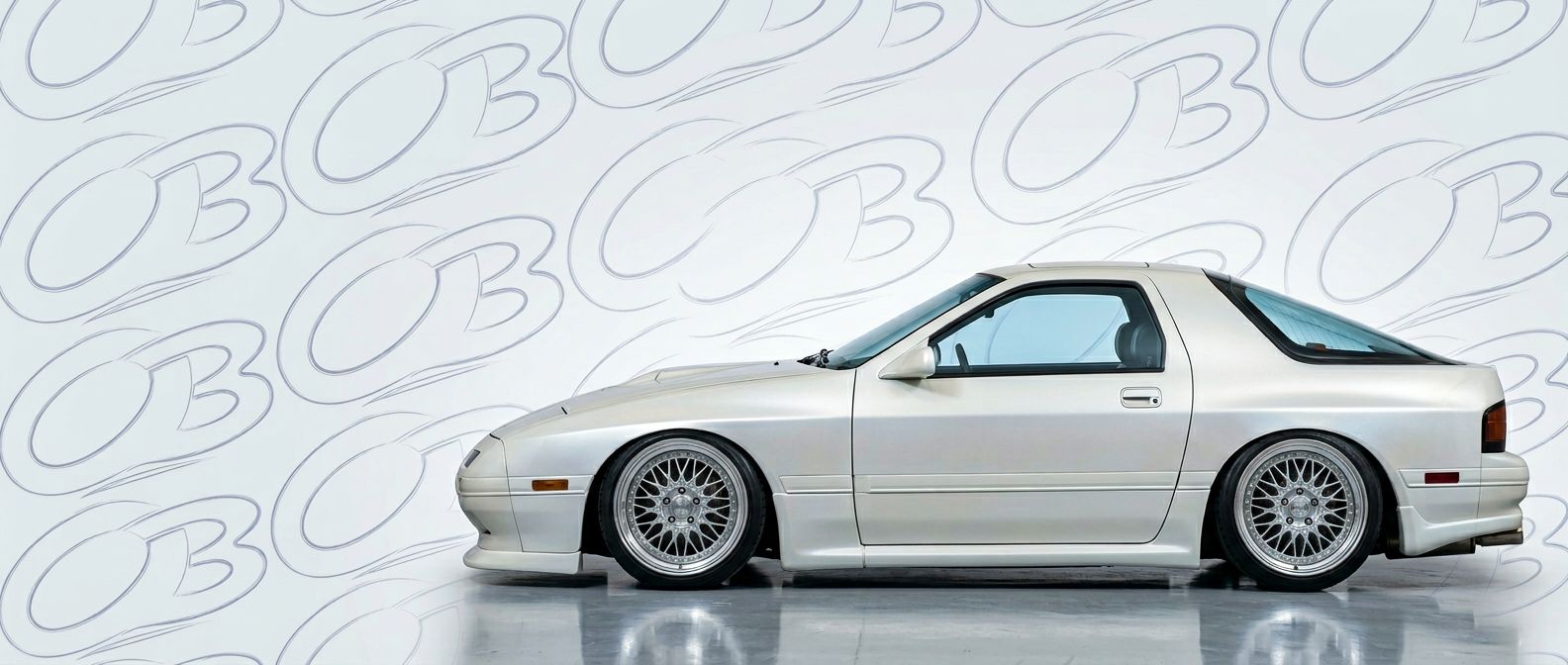Aerodynamic 1987 Mazda RX-7 1987 - Sleek design for enhanced vehicle styling.