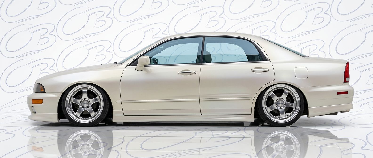 High-quality 2001 Mitsubishi Diamante 2001 exterior shot with professional studio lighting.