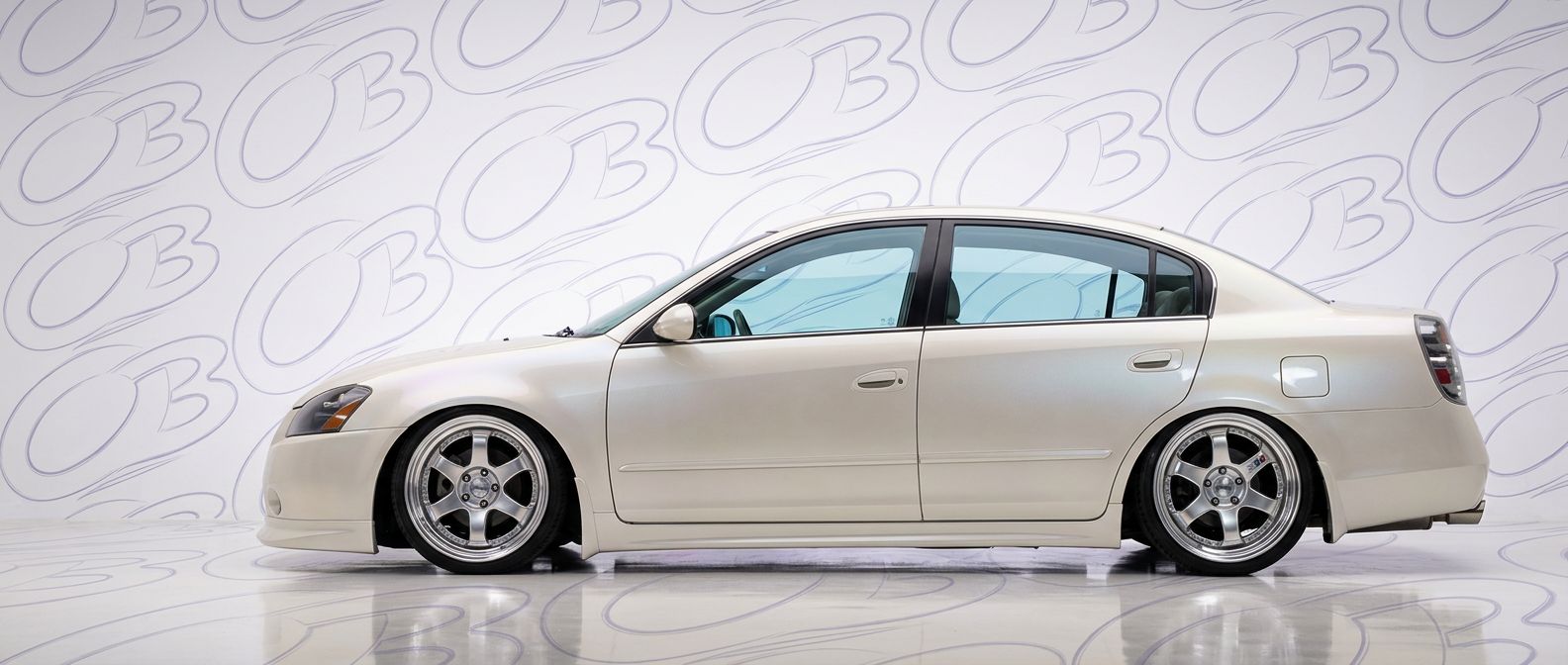 Aerodynamic 2006 Nissan Altima 2006 - Sleek design for enhanced vehicle styling.