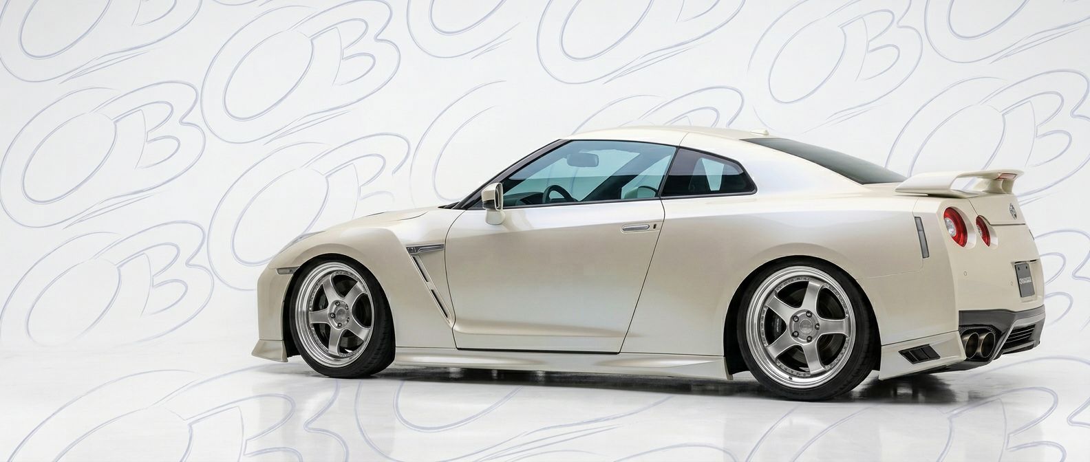 Aggressive 2017 Nissan GT-R 2017 styling to enhance your vehicle's aesthetic.