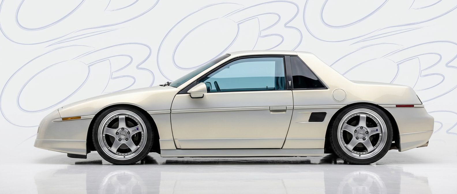 Aerodynamic 1986 Pontiac Fiero 1986 - Sleek design for enhanced vehicle styling.