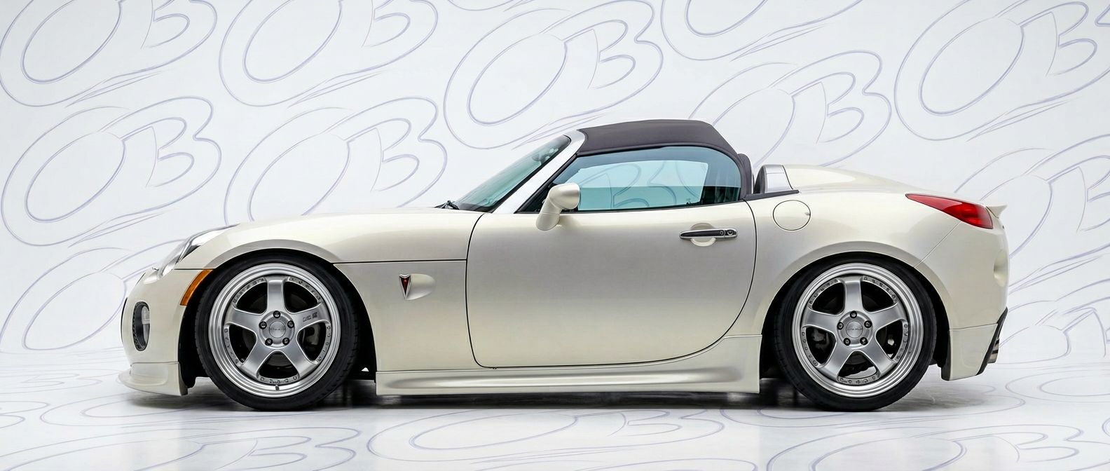 Professional automotive photography of a 2006 Pontiac Solstice with high-fidelity 2006.