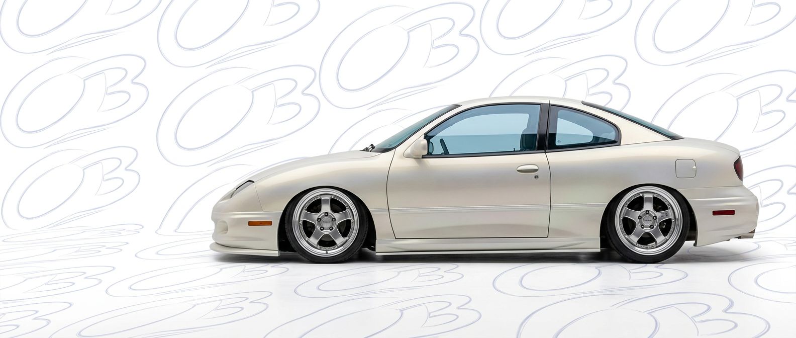 High-quality 2005 Pontiac Sunfire 2005 exterior shot with professional studio lighting.