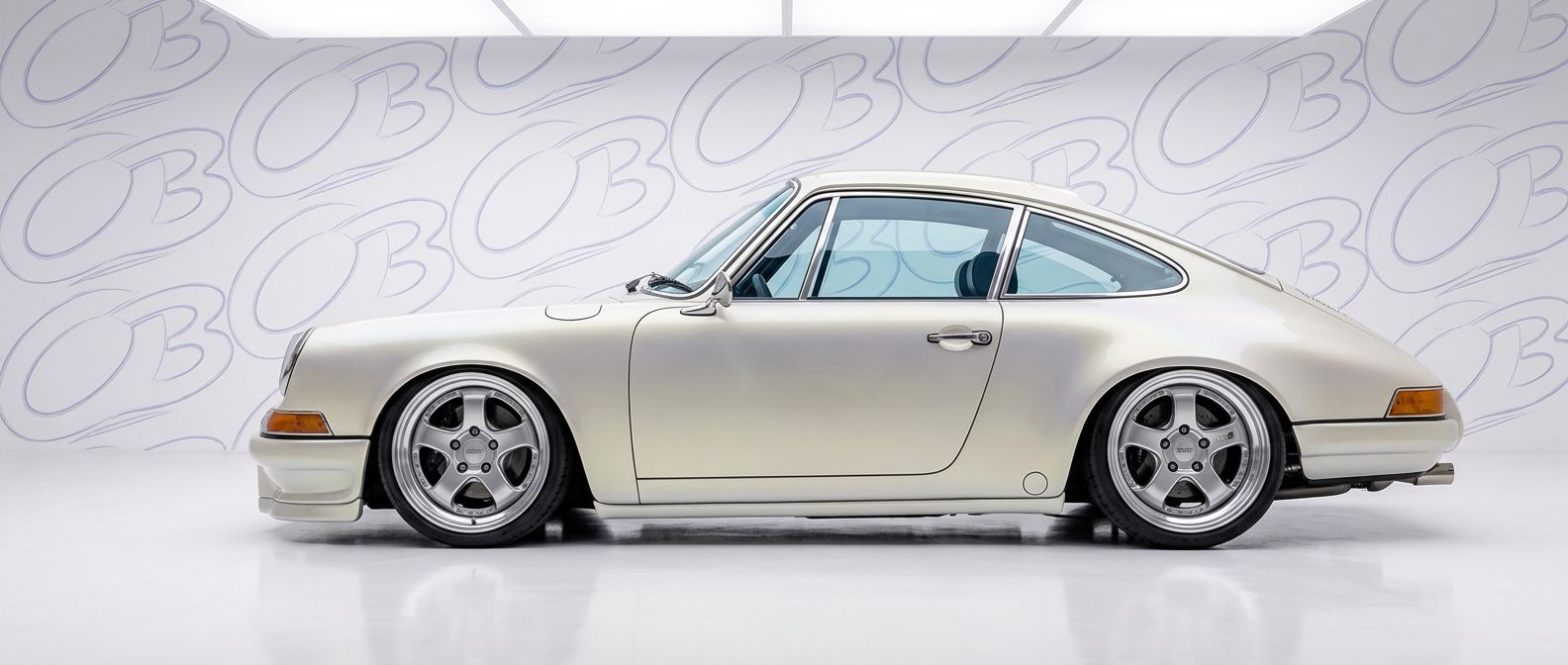 Professional automotive photography of a 1971 Porsche 911 with high-fidelity 1971.