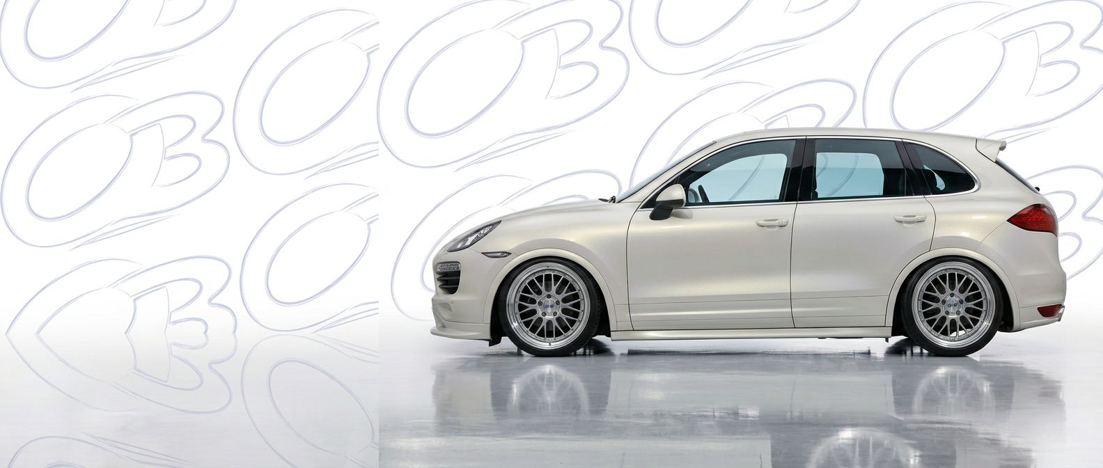 Professional automotive photography of a 2013 Porsche Cayenne with high-fidelity 2013.