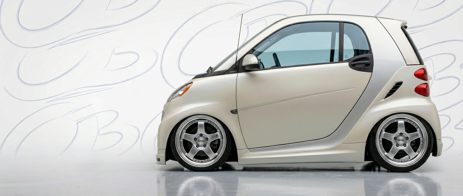 Top-tier 2011 Smart fortwo 2011 featuring a high-gloss finish and carbon fiber weave.