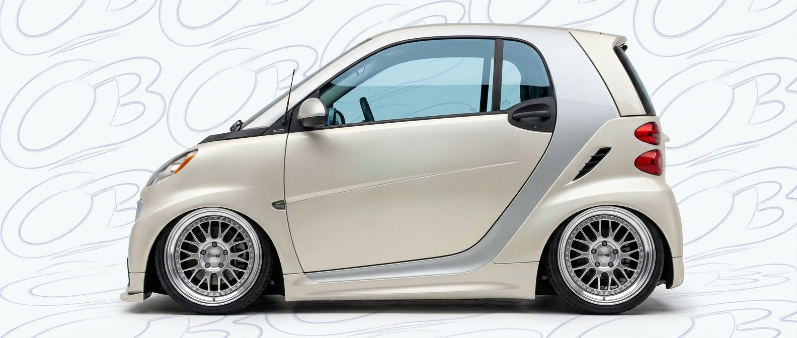 Top-tier 2013 Smart fortwo 2013 featuring a high-gloss finish and carbon fiber weave.