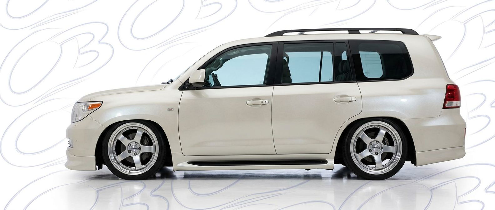 High-quality 2009 Toyota Land Cruiser 2009 exterior shot with professional studio lighting.