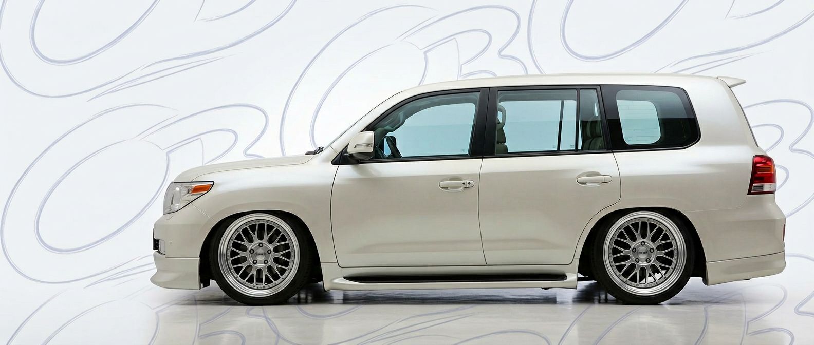 High-quality 2013 Toyota Land Cruiser 2013 exterior shot with professional studio lighting.