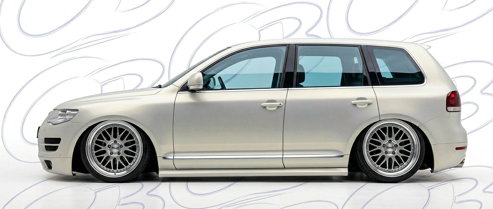 Top-tier 2005 Volkswagen Touareg 2005 featuring a high-gloss finish and carbon fiber weave.