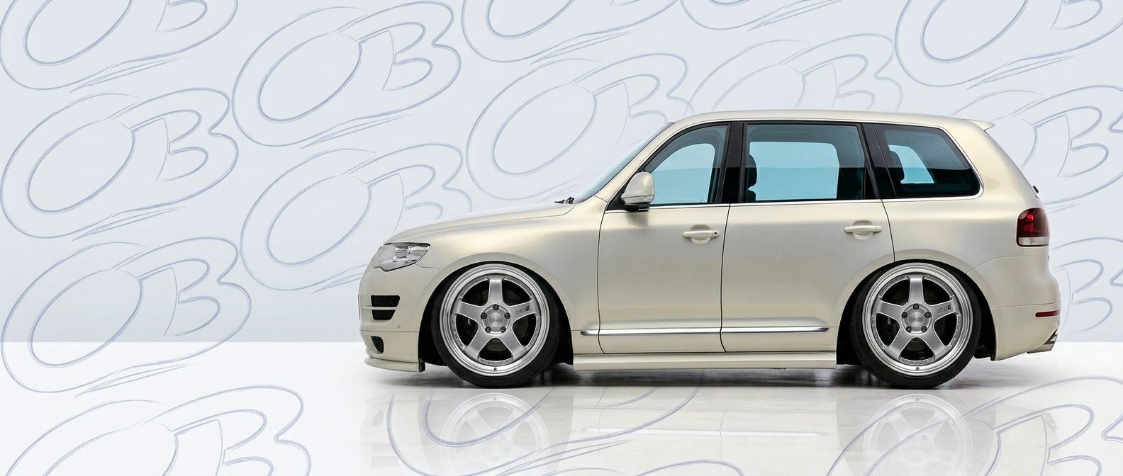 Top-tier 2006 Volkswagen Touareg 2006 featuring a high-gloss finish and carbon fiber weave.